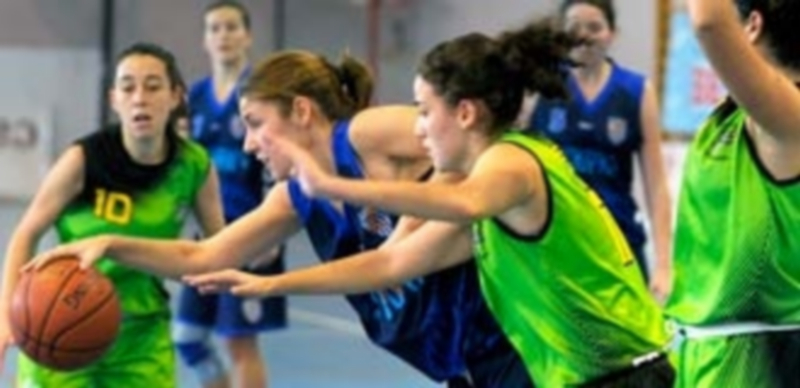 La jugadora segoviana Sofía Suárez intenta alejarse de la presión de una rival palentina. / KAMARERO