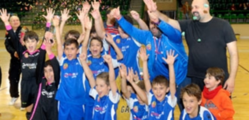 El equipo alevín de la Escuela Javier Limones celebró de esta manera el título conseguido. / Kamarero