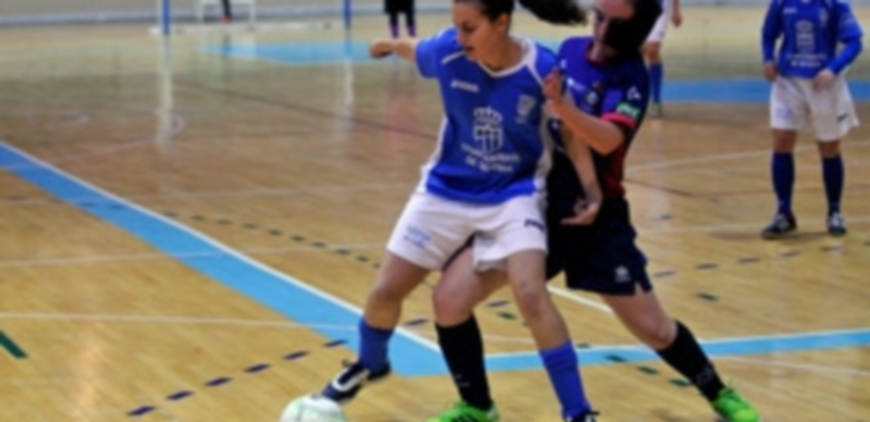 La segoviana Patri controla el balón con una rival a su espalda