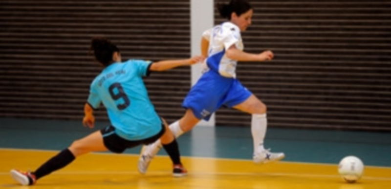 Laura Llorente se zafa de una rival del Soto del Real en el partido disputado el domingo en La Lastrilla./ Kamarero