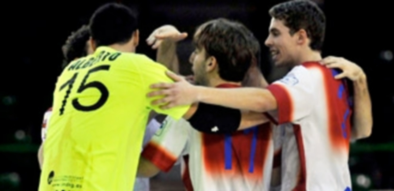 Los jugadores del Segovia Futsal se abrazan durante la celebración de un gol marcado esta temporada en el Pabellón Pedro Delgado. / Juan Martín