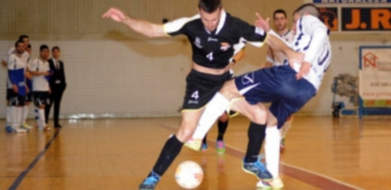 Iván Quintín es sujetado de la camiseta por un contrario en un lance del encuentro disputado en el pabellón A Malata de Ferrol. / Daniel Alexandre-Diario de Ferrol