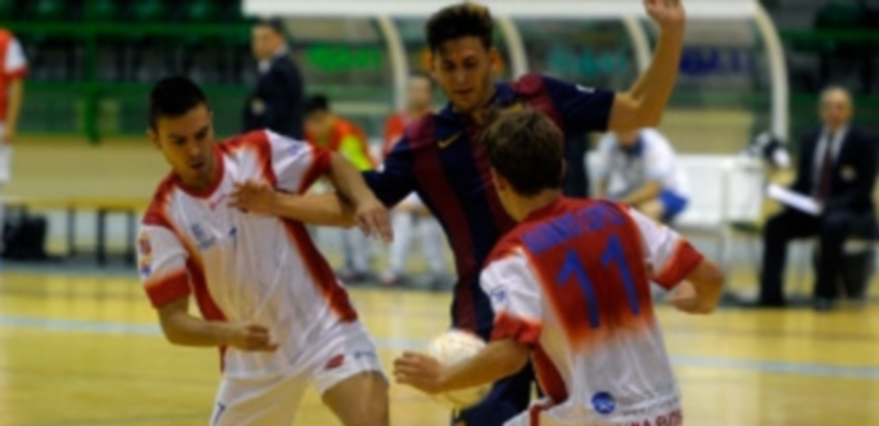 Dani Carbonell y Alvarito presionan a un jugador del FC Barcelona en el encuentro jugado en Segovia. / Kamarero