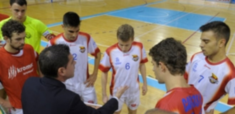 Gacimartín da instrucciones a la plantilla en el tiempo muerto de un partido disputado en el Pedro Delgado. / Kamarero
