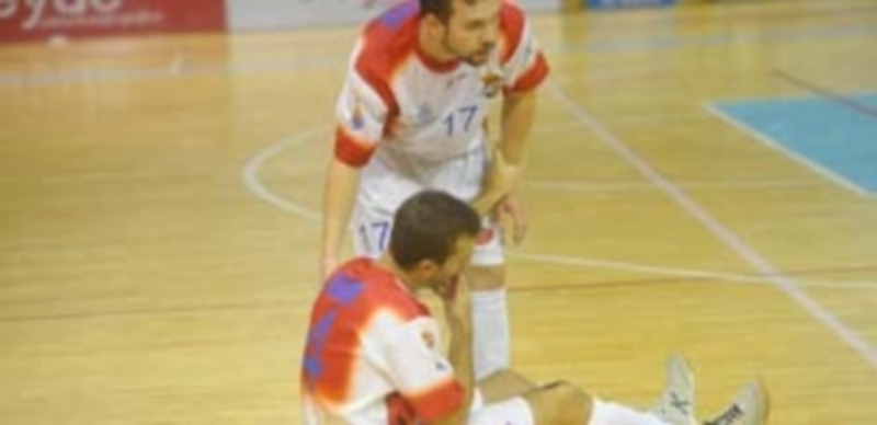 Buitre intenta ayudar a incorporarse a Iván Quintín
