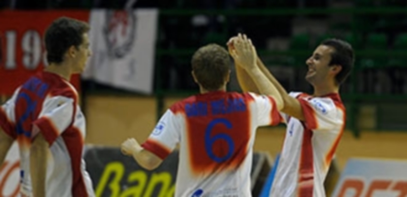 Iván Quintín celebró de esta manera el primer gol conseguido por el Segovia Futsal ante el Zamora. Dani Mejías y Charly se acercaron a felicitarle. / Kamarero