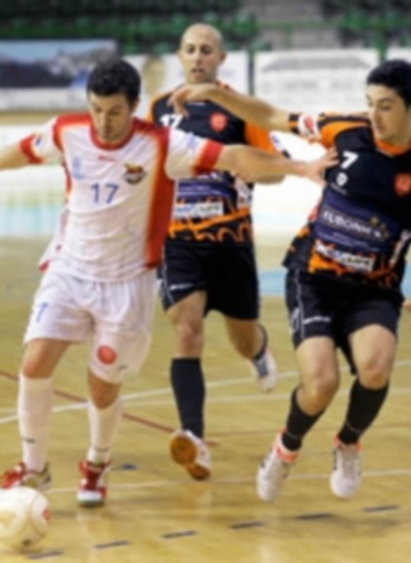 Buitre controla el balón ante dos rivales del Zamora en el partido de la primera vuelta en el Pedro Delgado. / Kamarero