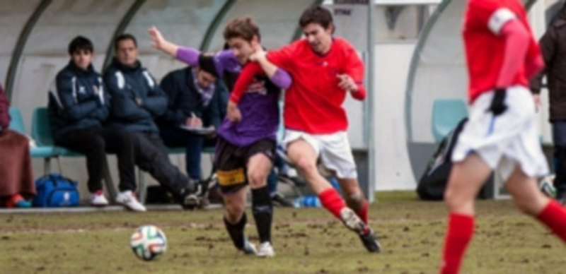 En Palencia no hubo opción 1 Javi Marcos trata de anticiparse al jugador palentino. / Jesús Marcos