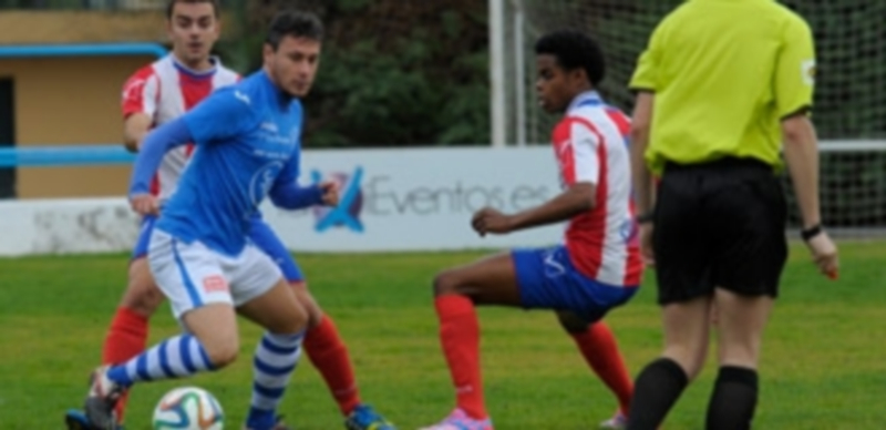 Víctor Pérez controla la pelota en el partido de la primera vuelta contra el Atlético Bembibre en El Hospital. / Kamarero