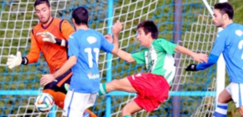 Balón disputado en el área granjeña en el partido de la primera vuelta contra la Cebrereña en el Hospital. / Kamarero
