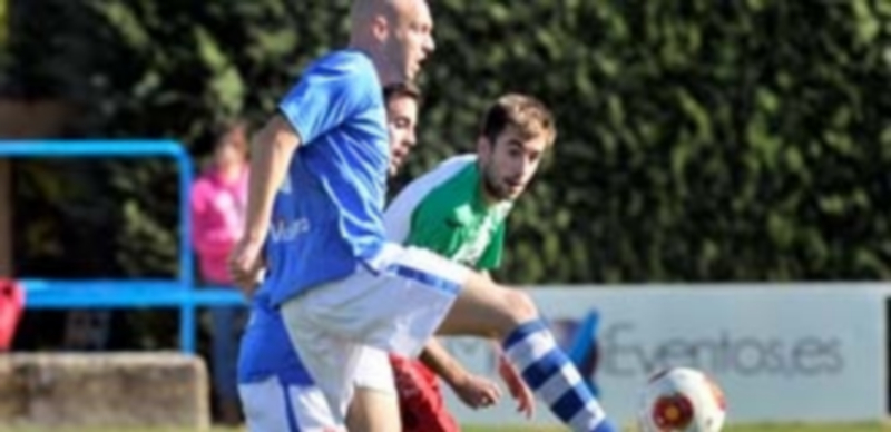 Chiqui se dispone a ejecutar un pase en presencia de David Franco