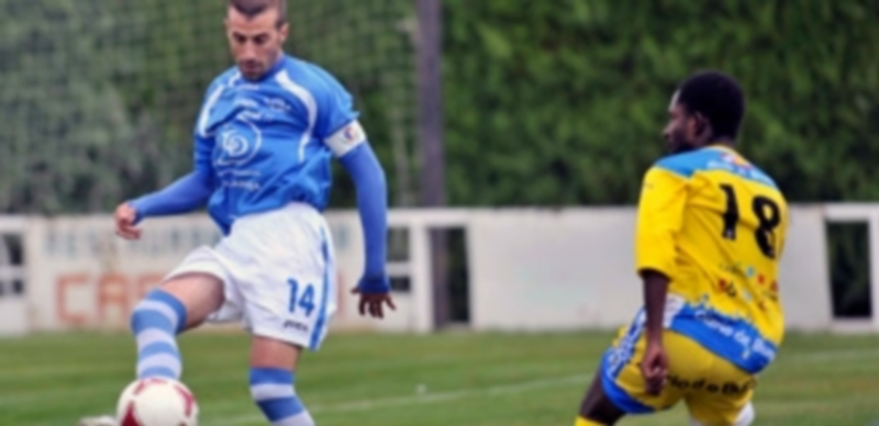 Un CD La Granja en plena ebullición recibe hoy al líder de la Tercera 1 Pluma pasa el balón a un compañero durante un partido del CD La Granja contra la Arandina. / Kamarero