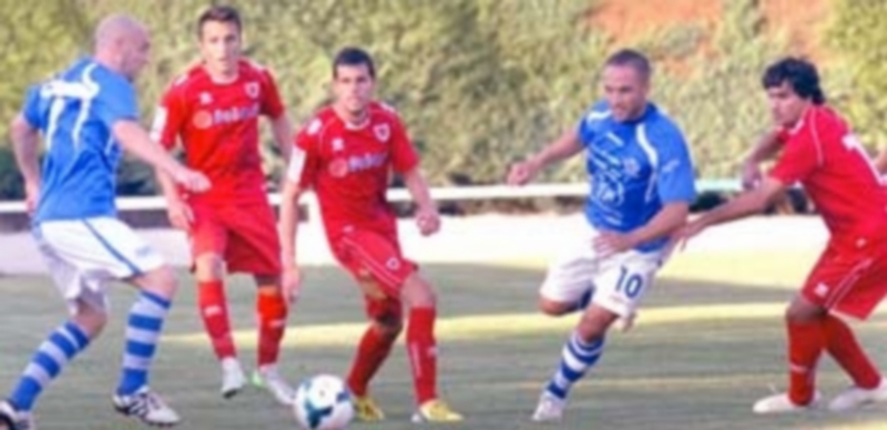 El CD La Granja quiere mejorar su imagen ante un fuerte Numancia B 1 Los granjeños Chiqui e Iván Yubero realizan una jugada en un partido anterior de La Granja y el Numancia B. / Lara Mazagatos