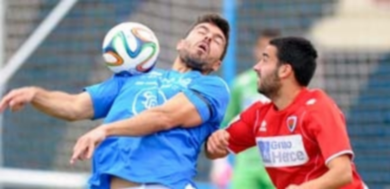 Domingo recibe la falta de un contrario en su intento de controlar la pelota con el pecho. / Kamarero