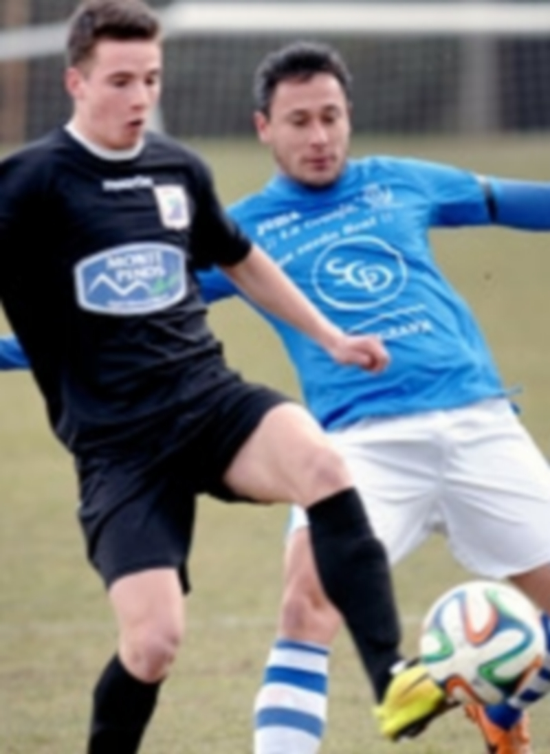 Víctor Pérez presiona a un jugador del Almazán. / Juan Martín