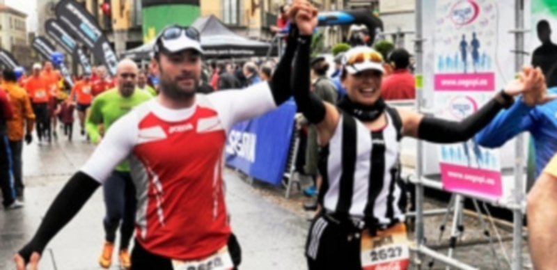Dos atletas superan la línea de meta el año pasado en la octava edición de la Media Maratón de Segovia./ Kamarero0