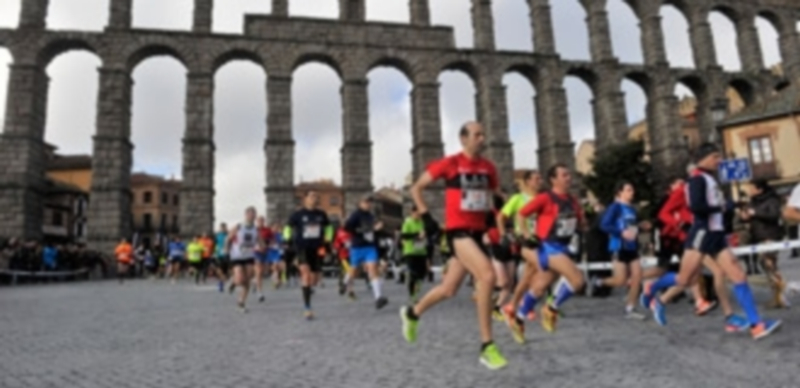 Más de un millar de corredores unos metros después de tomar la salida en la Carrera Monumental 2014. / Kamarero