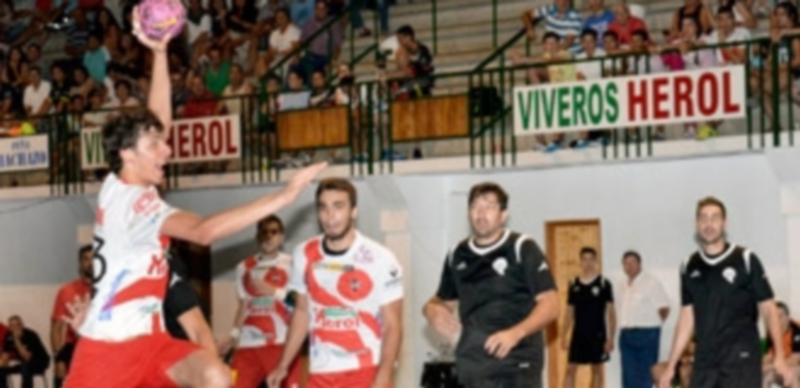 David Fernández se dispone a lanzar a portería durante el encuentro amistoso de presentación del Viveros Herol Balonmano Nava ante el Atlético Valladolid. / A. Marugán