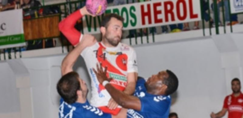 Carlos Villagrán es sujetado por dos jugadores del Palma del Río para evitar su lanzamiento. / Amador Marugán