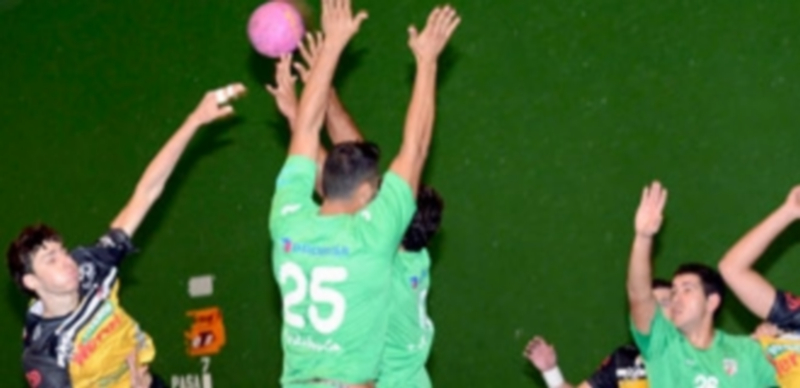 David Fernández intenta el lanzamiento durante el partido de Copa del Rey que el Nava jugó con el Antequera. / A. Marugán