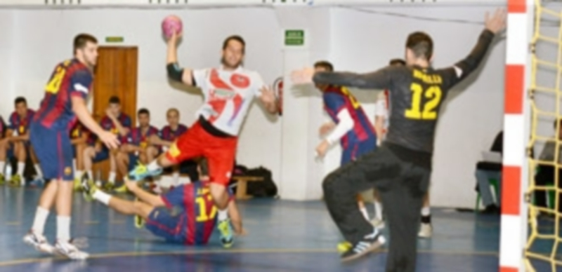 Darío Ajo se dispone a lanzar sobre la portería del FC Barcelona B en un momento del encuentro de ida jugado en Nava. / Amador Marugán