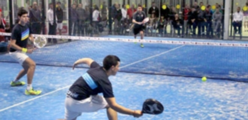 Jugada de un partido masculino de la primera jornada del Circuito Provincial de Pádel Indoor. / El Adelantado