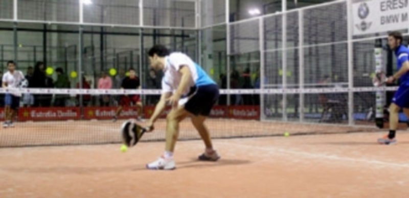 Uno de los partidos disputado en la pista central de las instalaciones de Padelzone. / El Adelantado