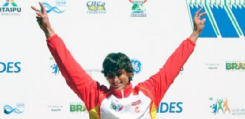 David Llorente sube al podio de Foz do Iguassu para recoger su medalla de plata en Slalom K-1 en el Mundial Sub-23. / Federación española de Piragüismo