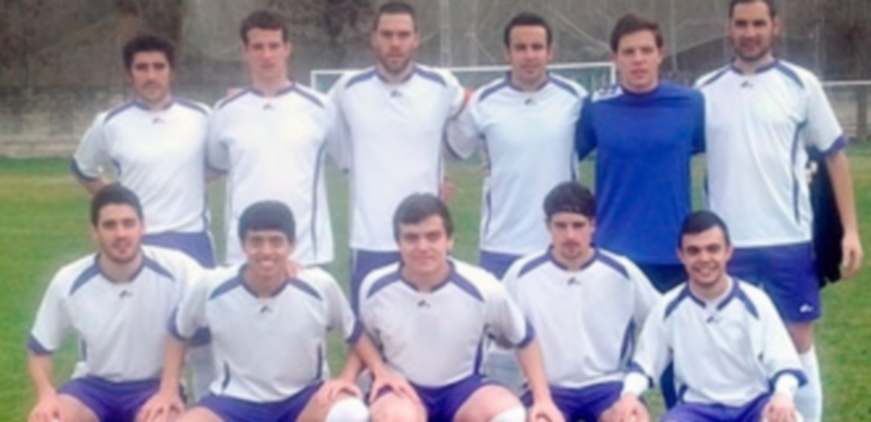 Equipo de la Unión Deportiva El Espinar San Rafael que jugó en el campo de Santa Cruz ante Sepúlveda . / J. A. Torreño
