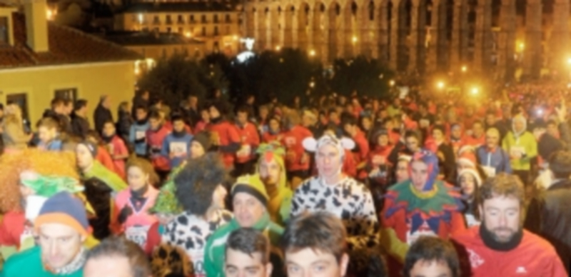 Los participantes en la Carrera Fin de Año inician el ascenso a la calle de San Juan. / Kamarero