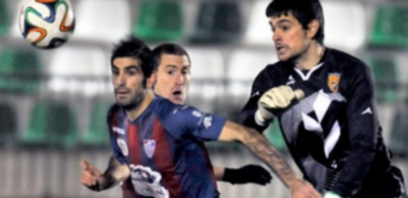 La Segoviana hace los deberes a tiempo 1 Ricar intenta llegar a un balón durante el partido de ida jugado por Segoviana y Burgos 2000 en La Albuera / Juan Martín