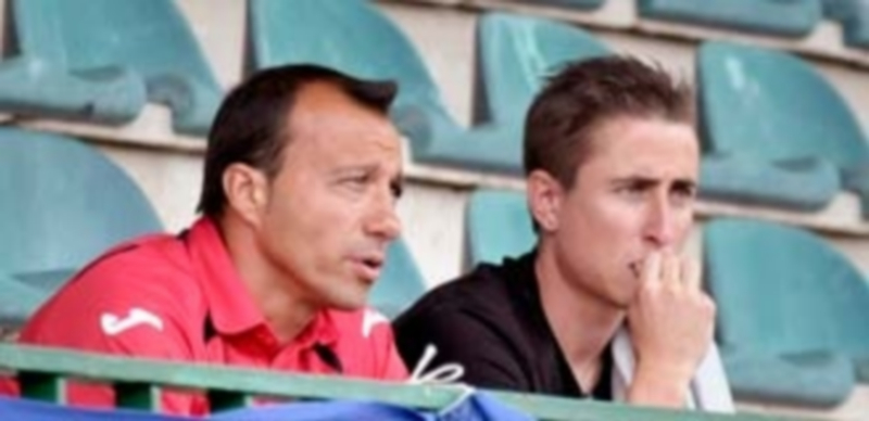 Santi Sedano cumplirá dos partidos de sanción tras su expulsión ante el Almazán 1 El técnico Santi Sedano (i.) en la grada de La Albuera. / Juan Martín