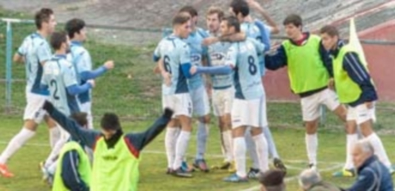 La crisis se aparcó en Ávila 1 Los jugadores de la Segoviana se abrazan tras la consecución del primer tanto. / David Castro