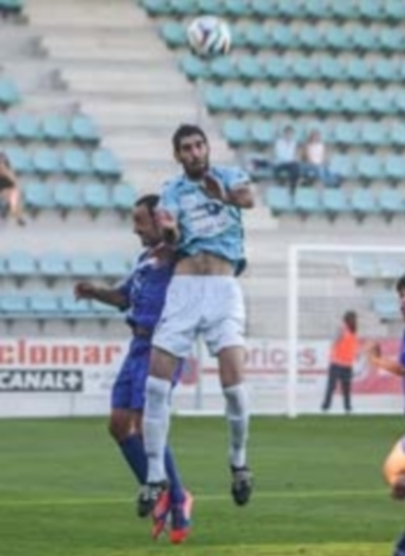 Ricar intenta rematar un balón colgado ante la oposición de un defensor del Cristo Atlético. / Eva Bermejo