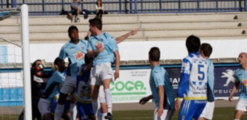 Otra derrota a balón parado 1 La defensa de la Gimnástica Segoviana despeja un saque de esquina de la Arandina. / Julio Calvo- Diario de Burgos