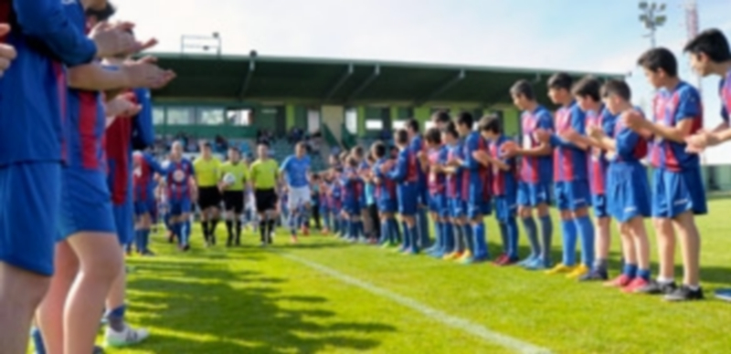 Los jugadores de las categorías inferiores de la Segoviana hacen pasillo a los futbolistas del conjunto azulgrana y del CD La Granja en el último partido jugado en La Albuera. / El Adelantado