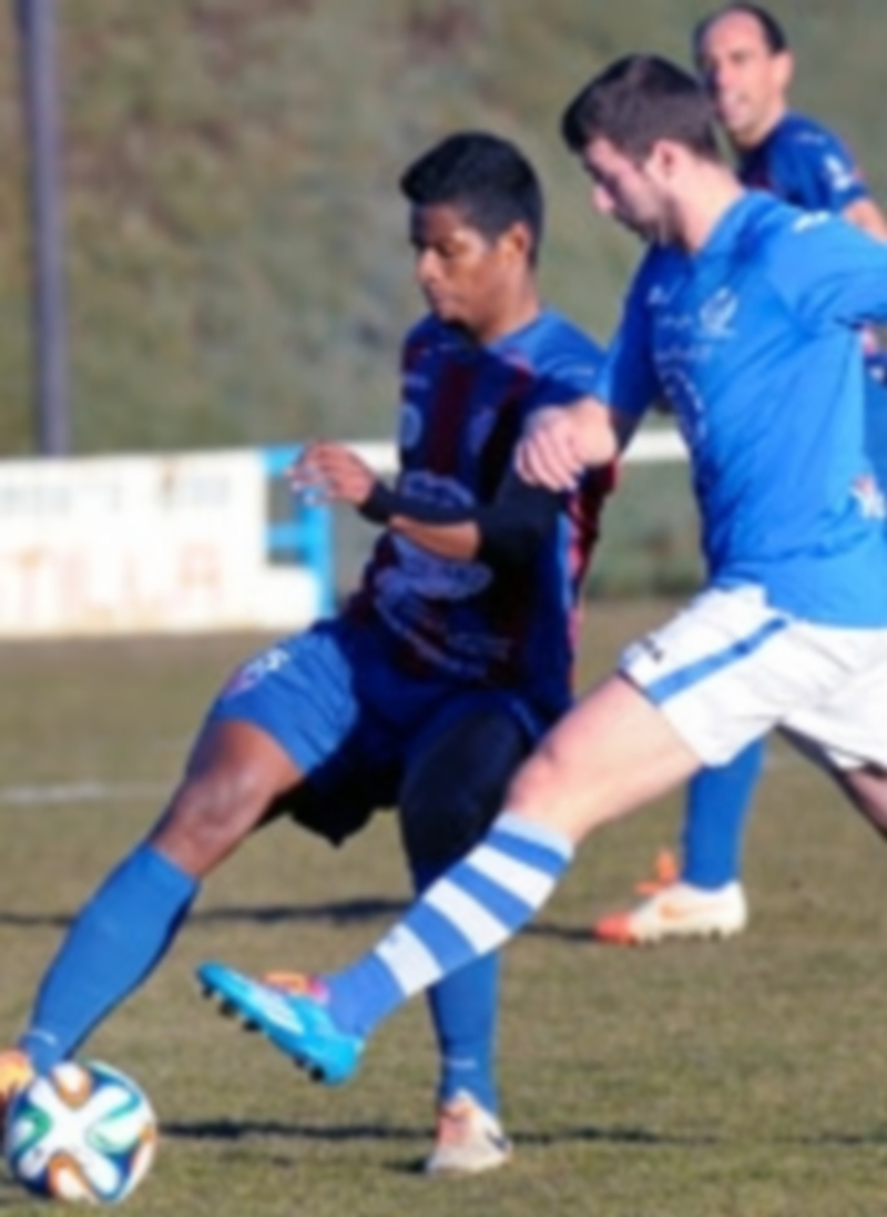 Álex controla el balón en un partido disputado este año contra el CD La Granja