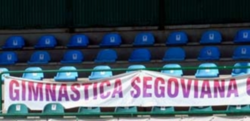 ¿Quién es el presidente de la Segoviana? 1 Imagen del palco de La Albuera en los prolegómenos de un partido de Liga de la Gimnástica Segoviana. / Kamarero