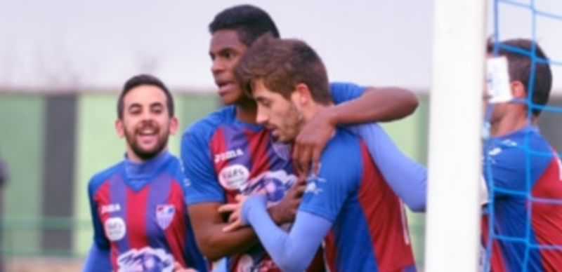 La juventud al poder 1 La Segoviana alcanza por primera vez los puestos de fase de ascenso al imponerse al Atlético Bembibre tras jugar un buen partido. / Kamarero