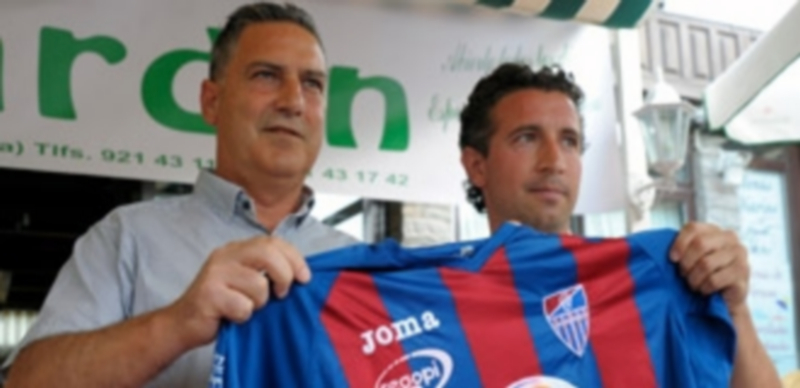 Luis Bertó posa junto a Agustín con la camiseta que lucirá la Segoviana en la próxima temporada. / Kamarero