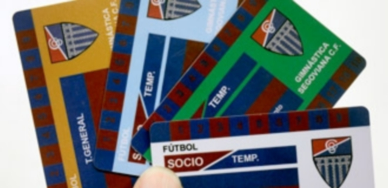 Los nuevos carnets de socio y abonado de la Gimnástica Segoviana. / Kamarero