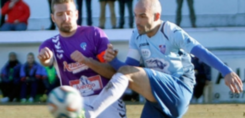 Ricardo despeja el balón ante la presencia de un contrario. / Bruno Moreno