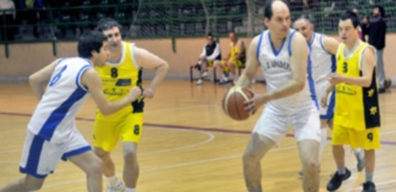 Un partido de baloncesto disputado por jugadores con discapacidad en el pabellón Pedro Delgado. Los profesores recibirán un curso lectivo de 15 horas./ Kamarero