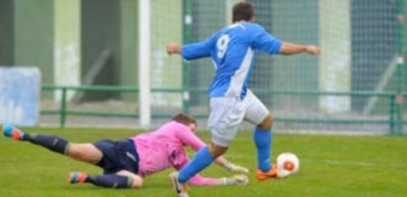 El Unami suma y sigue con solvencia 1 Lastri supera al portero para marcar uno de los goles ante el Salas. / Kamarero