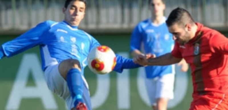 Quino golpea el balón anticipándose a un contrario. / Kamarero