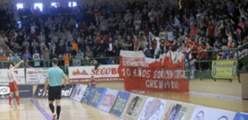 Tiene que ser hoy 1 Carlos Muñoz celebra con la afición uno de los goles que logró el Naturpellet en su partido frente al Cidade de Narón. / KAMARERO