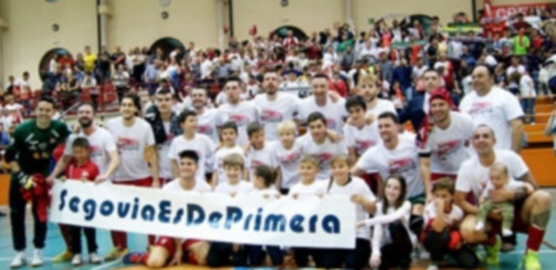 Ya son de Primera 1 Los jugadores del Naturpellet celebran en la pista del Rivas su ascenso. /ALEJANDRO MARTÍN