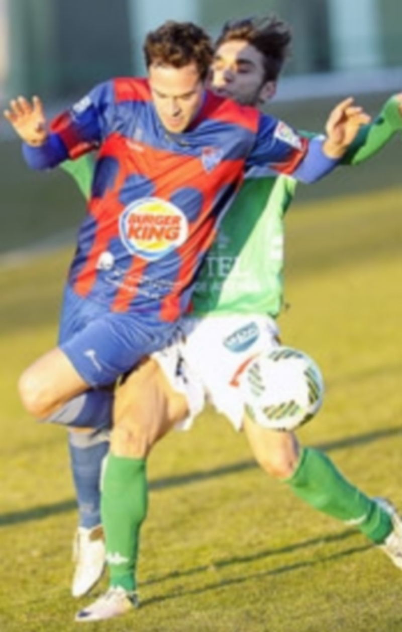 El alirón aguarda en capilla 1 Un jugador del Atlético Astorga hace una entrada al lateral de la Gimnástica Segoviana Borja Plaza. / KAMARERO