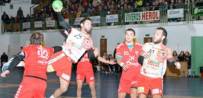 El último tren... o casi 1 Simón García intenta el lanzamiento desde los seis metros tras una penetración. / AMADOR MARUGÁN