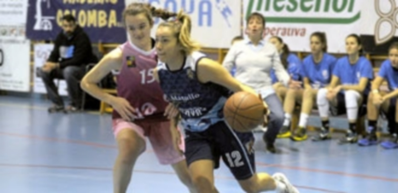 La jugadora del Unami Venta Magullo María del Mar Fernández Cueto  se dispone a entrar a canasta en el partido frente a la Universidad de Valladolid. / KAMARERO
